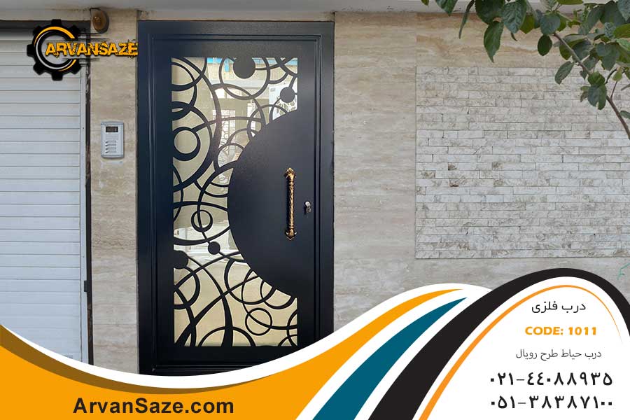 درب حیاط فلزی شیک، مشکی رنگ، شیشه خور، نصب شده در ورودی حیاط ساختمان ویلایی